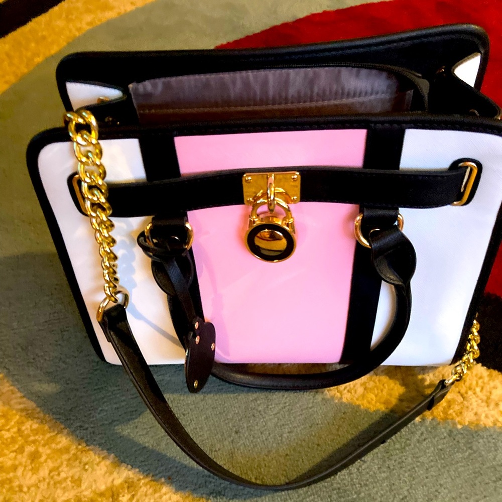 This is a beautiful two tone, box design, pink and black purse or satchel!!!